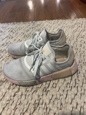 Adidas size 6.5 Y NMD R1s